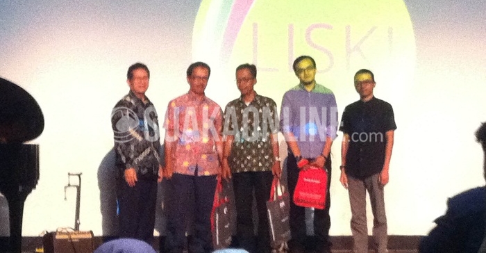 (Dari kiri ke kanan) Jafar Sembiring, Yasraf Amir Piliang, Wawan Setiawan, Ayub Ilfandy Imran dan Adi Bayu Mahardian berfoto bersama seusai Seminar Reposisi Budaya Komunikasi di Era Digital usai, di Auditorium Institusi Francais Indonesia, Rabu, (7/9/2016). (SUAKA / Ismail Abdurrahman Azizi)