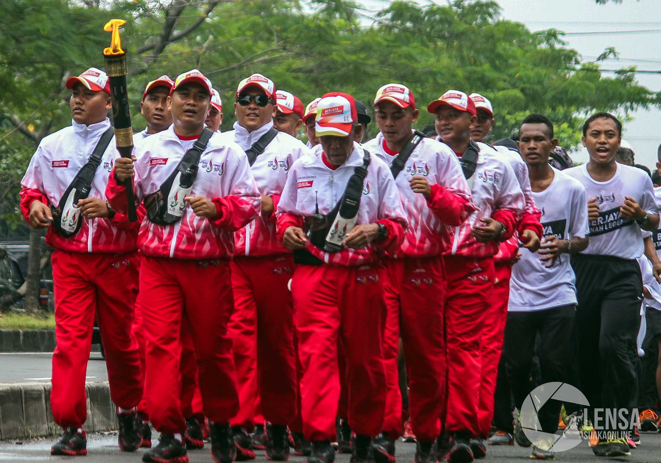 Tim pembawa obor api Pekan Olahraga Nasional (PON) XIX Jabar berlari di Jalan Soekarno Hatta, Kota Bandung, Sabtu (17/9/2016). (SUAKA / Elya Rhafsanzani)