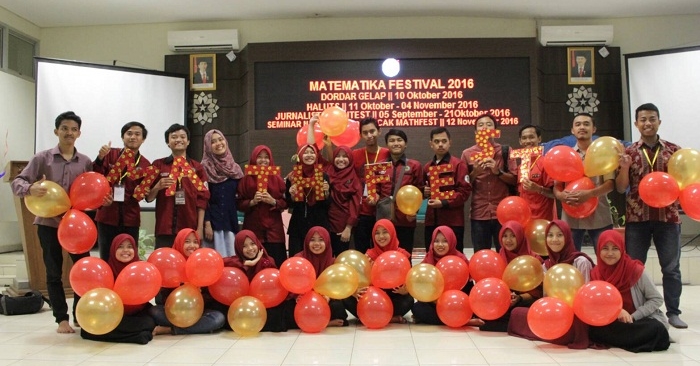 Panitia MathFest berfoto bersama selepas acara pembukaan di Aula Utama, Fakultas Sains dan Tekhnologi (Saintek) UIN SGD Bandung. Senin (4/10/2016) (Dok. Pribadi)