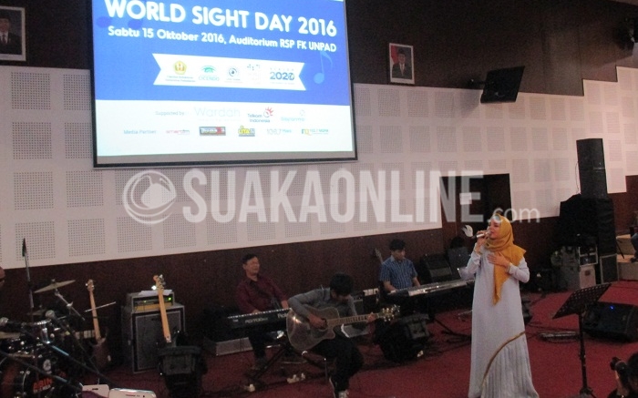 Penyanyi 'Kapan Lagi Bilang I Love You' Dewi Sandra turut meramaikan acara World Sight Day, di Auditorium RSP Fakultas Kedokteran Universitas Padjajaran (Unpad), Sabtu (15/10/2016). (Azzam Habib Alfath/Kontributor