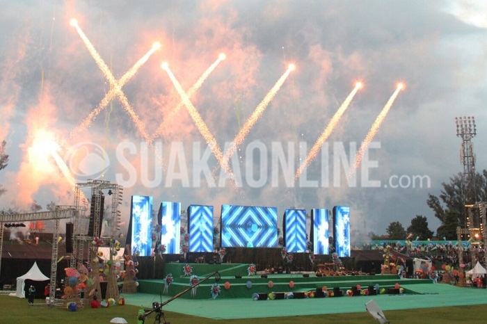 Pesta Kembang Api di Pembukaan Peparnas XV/2016 Jawa Barat yang Resmi dibuka hari ini, Sabtu (15/10/2016) oleh Menpora Imam Nahrawi di Stadion Siliwangi Kota Bandung. (Dadan M.Ridwan/Suaka)