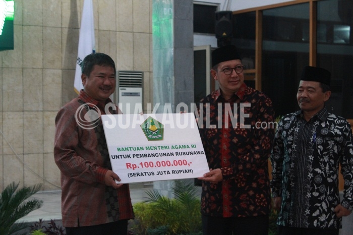 Penyerahan sumbangan secara simbolis dari Menteri Agama Republik Indonesia, Lukman Hakim Saifuddin kepada Bupati Garut, Rudi Gunawan, Kamis (8/10/2016) di Pendopo Garut. (Suaka/Nida Fikriyatul J.)