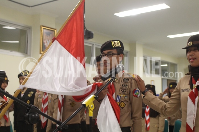 Atoilah bersumpah dengan memegang bendera merah putih saat di lantik menjadi Ketua Rancana Putra Gerakan Pramuka Gugus Depan Kota Bandung di Aula Fakuktas Ilmu Sosial Dan Politik, Minggu (2/10/2016). Sebanyak 11 orang yang dilantik menjadi ketua dari masing masing divisi. (Elya Rhafsanzani/Suaka)