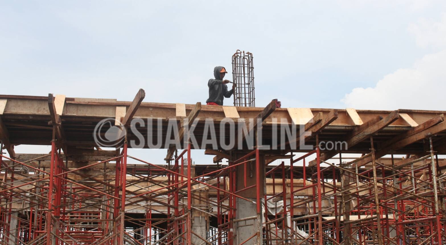 Pekerja sedang mengelas besi gedung proyek UIN 2, Jalan Soekarno-Hatta, Kota Bandung, Selasa (1/11/2016). Hingga kini ada 2 bangunan  yang sedang di garap dalam proyek UIN 2. (Suaka/Elya Rhafsanzani)