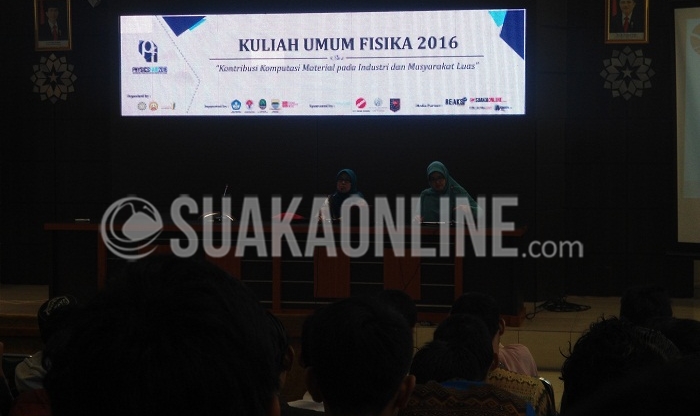 Lilik Hasanah sedang memaparkan materi fisika komputasi dalam kuliah umum yang diselenggarakan jurusan Fisika UIN SGD Bandung, Selasa (11/08/2016) di Aula Fakultas Saintek.