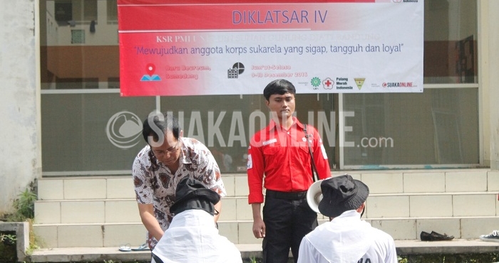 Pembukaan secara simbolis oleh Pendidikan dan Latihan Dasar (Diklat) ke-IV, Pembina Korps. Sukarelawan (KSR) PMI UIN SGD Bandung, Kendy Kanadiras, dengan penyematan tanda siswa kepada peserta di di Bumi Perkemahan Baru Beureum Sumedang, Jum’at (9/12/2016). (SUAKA / Rendy M. Muthaqin)