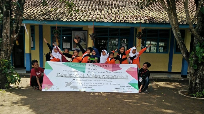 Panitia Bina Desa Agroteknologi berfoto bersama siswa-siswi SD usai memberikan pengenalan teknologi pertanian, Sabtu (10/12/2016) di Desa Pasir Biru, Kecamatan Rancakalong, Kabupaten Sumedang (Dok.Pribadi)