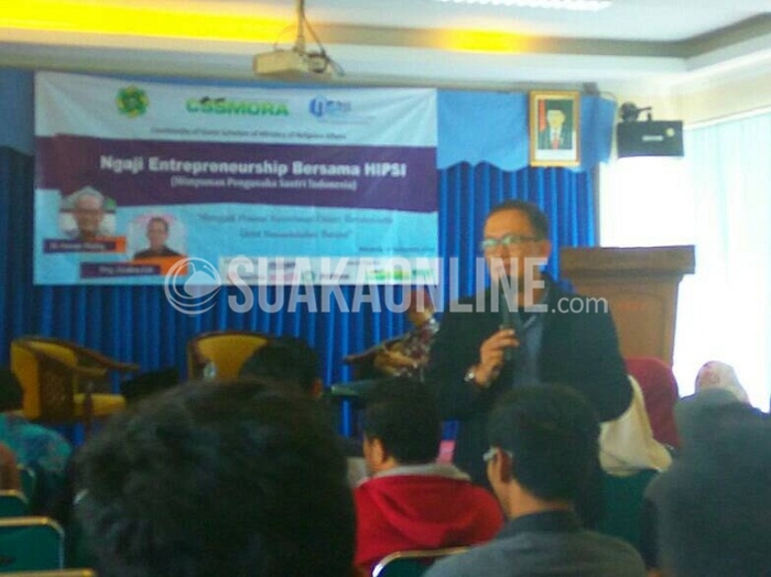 Pembina Himpunan Pengusaha Santri Indonesia (HIPSI), Deden Edi saat memberikan materi pada acara Ngaji Entrepreneur CSSMORA di Aula Fakultas Ushuludin UIN SGD Bandung, Sabtu (10/12/2016). (SUAKA / Dadan M. Ridwan)