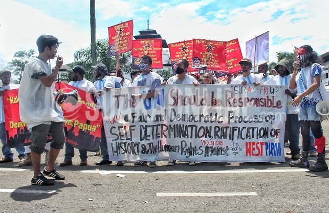 Sejumlah massa aksi yang tergabung dalam Solidaritas rakyat untuk demokrasi (Sorak) dan Front Rakyat Indonesia untuk West Papua (FRI-WP) melakukan aksi di depan Gedung Sate, Kota Bandung, Senin (19/12/2016). Aksi dilakukan sebagai bentuk suara rakyat Papua Barat yang ingin memisahkan diri dari NKRI, pun sebagai bentuk kecaman atas perlakuan TNI-RI yang dinilai seringkali melakukan pelanggaran HAM kepada rakyat Papua Barat. (SUAKA/Elya Rhafsanzani)