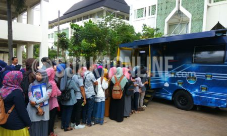 Mahasiswa sedang mengantre untuk melakukan pembayaran uang kuliah di ATM mobile banking Bank Tabungan Negara (BTN) bertempat di depan Fakultas Ushuludin, Senin (09/01/2017). (SUAKA/Dadan M. Ridwan)