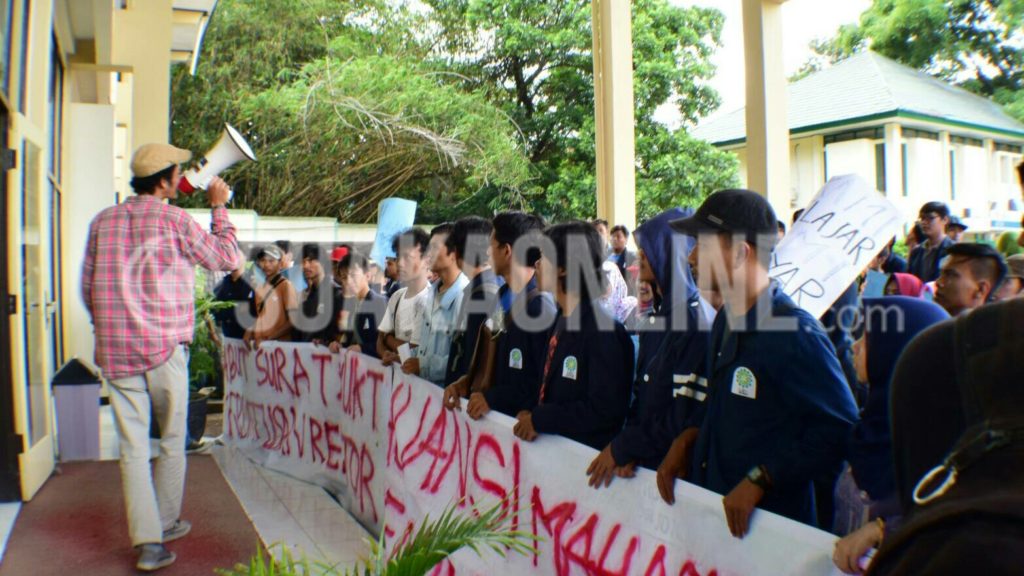 Aliansi Mahasiswa Menolak UKT (AMMUK) saat berdemo di depan Gedung O. Djauharudin AR yang menuntut pencabutan Surat Keputusan Rektor nomor 218/Un.05/11.3/KU.01.1/12/2016 tentang penetapan kategori mahasiswa baru program diploma dan program sarjana, Kamis (29/12/2016)