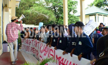 Aliansi Mahasiswa Menolak UKT (AMMUK) saat berdemo di depan Gedung O. Djauharudin AR yang menuntut pencabutan Surat Keputusan Rektor nomor 218/Un.05/11.3/KU.01.1/12/2016 tentang penetapan kategori mahasiswa baru program diploma dan program sarjana, Kamis (29/12/2016)