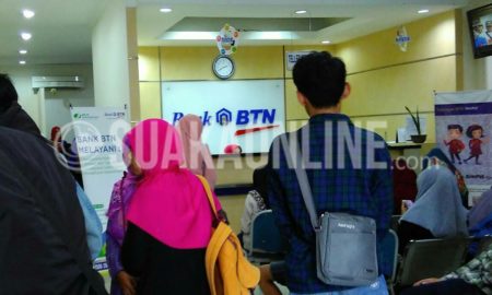 Beberapa mahasiswa UIN SGD Bandung tengah melakukan pembayaran Uang Kuliah di Bank BTN Ujungberung, Kota Bandung, Kamis (12/1/17). (SUAKA / M. Azis Pratomo)