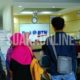 Beberapa mahasiswa UIN SGD Bandung tengah melakukan pembayaran Uang Kuliah di Bank BTN Ujungberung, Kota Bandung, Kamis (12/1/17). (SUAKA / M. Azis Pratomo)