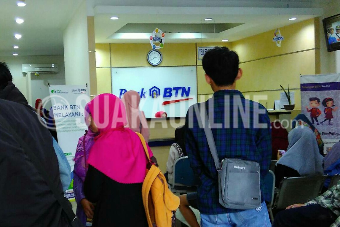 Beberapa mahasiswa UIN SGD Bandung tengah melakukan pembayaran Uang Kuliah di Bank BTN Ujungberung, Kota Bandung, Kamis (12/1/17). (SUAKA / M. Azis Pratomo)