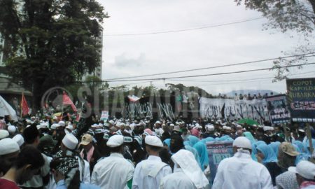 Ribuan umat Islam melakukan aksi bela Ulama di depan gedung sate, Bandung, Jawa Barat, Kamis (26/1/2017). (Puji Fauziah/ SUAKA)