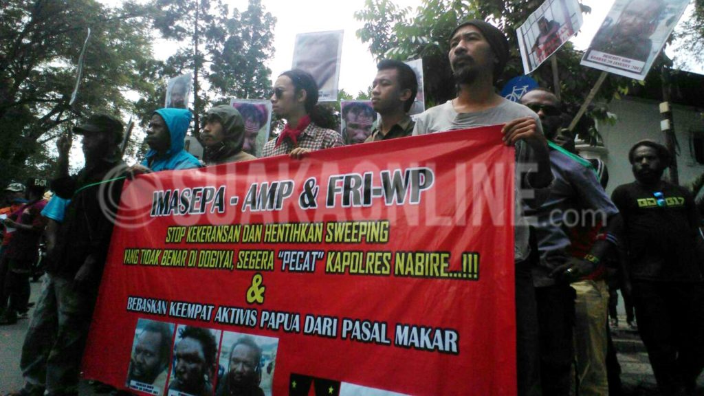 Aliansi Mahasiswa Papua (AMP) bersama Front Rakyat Indonesia Untuk West Papua (FRI-West Papua) dan Ikatan Mahasiswa Papua Jawa Barat (IMASEPA), melakukan aksi demo damai di depan taman Lansia, Bandung, Kamis (26/1/2017).  Puji Fauziah/ SUAKA