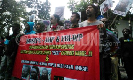 Aliansi Mahasiswa Papua (AMP) bersama Front Rakyat Indonesia Untuk West Papua (FRI-West Papua) dan Ikatan Mahasiswa Papua Jawa Barat (IMASEPA), melakukan aksi demo damai di depan taman Lansia, Bandung, Kamis (26/1/2017). Puji Fauziah/ SUAKA