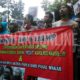 Aliansi Mahasiswa Papua (AMP) bersama Front Rakyat Indonesia Untuk West Papua (FRI-West Papua) dan Ikatan Mahasiswa Papua Jawa Barat (IMASEPA), melakukan aksi demo damai di depan taman Lansia, Bandung, Kamis (26/1/2017). Puji Fauziah/ SUAKA