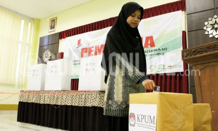 Seorang mahasiswa Fakultas Psikologi memasukan surat suara ke dalam kotak suara, saat pelaksanaan Pemiluma Sema-U yang digelar oleh Komisi Pemilihan Umum Mahasiswa. Kamis (23/2/2017) di ruang Auditorium Fakultas Psikologi UIN Bandung. Pada Pemiluma ini mahasiswa Fakultas Psikologi memilih wakilnya untuk menduduki kursi Sema-U Periode 2016-2017. (Riswan Taufik Masdiana/ Magang)