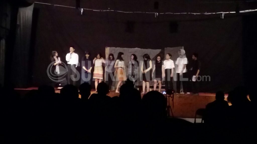 Para pemeran dalam teater bertema pelacur dan sang presiden sedang memperkenalkan diri pada gelaran teater Reatikal Teater Titik, di Telkom University, Rabu (22/2/2017). (Rezky Nabil Adam Harahap/ Magang)