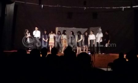 Para pemeran dalam teater bertema pelacur dan sang presiden sedang memperkenalkan diri pada gelaran teater Reatikal Teater Titik, di Telkom University, Rabu (22/2/2017). (Rezky Nabil Adam Harahap/ Magang)