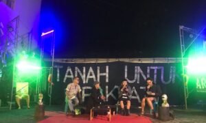 Moderator membuka diskusi bertajuk “If I Can’t Dance, Its Not My Revolution, Skena Alternatif Sesungguhnya Milik Siapa?” di Balai RW Dago Elos, Kota Bandung, pada Rabu (26/7/2023). (Foto: Yopi Muharam)