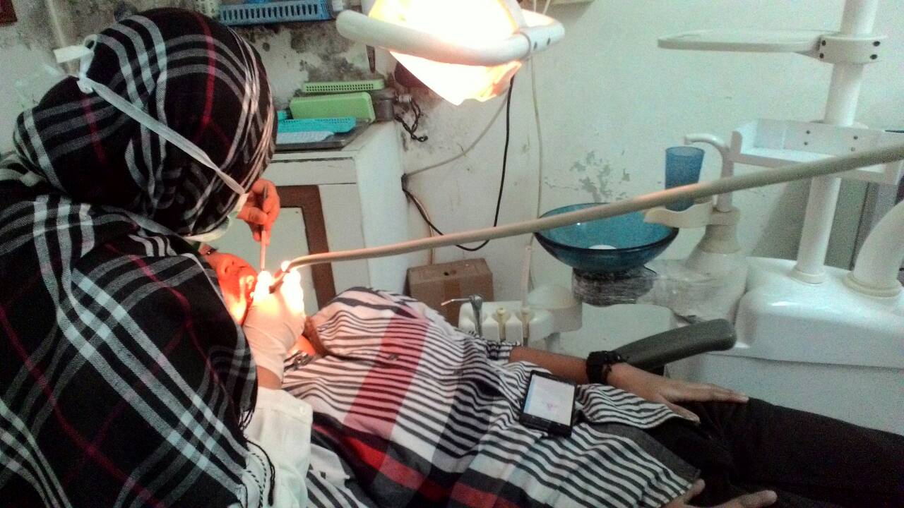 Peringatan hari gigi dan mulut sedunia, dokter gigi Ryan sedang memeriksa salah satu pasien di Pusmesmas Kecamatan Cibiru,Bandung. (Anisa Meidayanti / Magang)