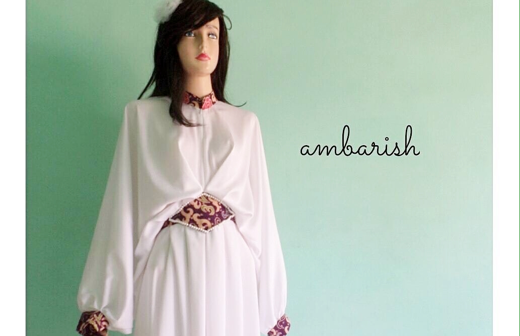 Baju dengan bahan Velvet Roberto Cavali Mix Batik Embos, bahan yang memiliki tektur halus dan mengkilap (Ratu Tresna)