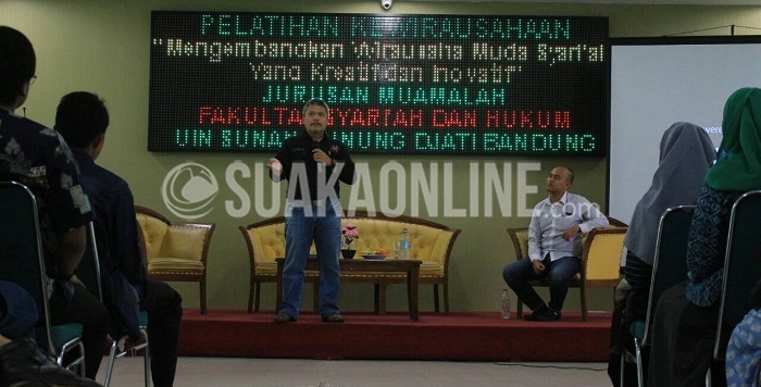 Trainer dari Kamar Dagang dan Industri (KADIN) Kota Bandung, Muhammad Ridwan, tengah memberikan materi pada acara Pelatihan Kewirausahaan yang diselenggarakan oleh Hima Jurusan Muamalah, di Aula Fakultas Syariah dan Hukum, UIN SGD Bandung, sabtu (02/04/2016). (Elya Rafsanzani / Magang)