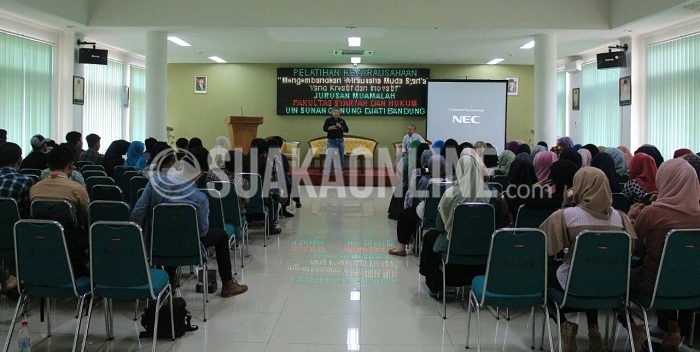 Himpunan Mahasiswa Jurusan (Hima-J) Muamalah mengadakan pelatihan kewirausahaan di Aula Fakultas Syariah dan Hukum, Sabtu (2/4/2016). Acara ini merupakan rangkaian dari Milangkala Muamalah ke-22. (Elya Rafsanzani / Magang)