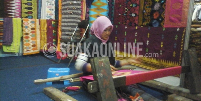 Seorang pengrajin kain tengah berada di pameran Gelar Kain Nusantara di Graha Manggala Siliwangi, Jalan Aceh Kota Bandung, Rabu (3/8/2016). Dalam pameran ini terdapat sekitar 90 tenant, pengrajin dan pengusaha kain seluruh Indonesia. (SUAKA / Nuru Fitry)
