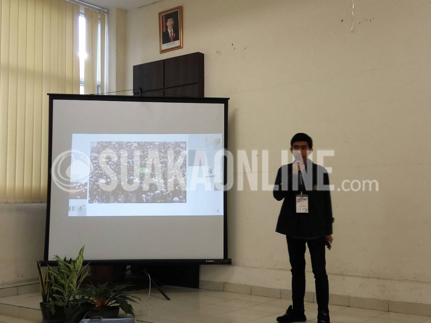Salah satu finalis lomba esai saat mempresentasikan hasil esainya kepada finalis lain dan dewan juri di Aula Fakultas Psikologi, Sabtu (1/10/2016). Pengumuman pemenang lomba esai akan dilaksanakan pada esok hari di Aula Anwar Musaddad. (Puji Fauziah/Suaka)