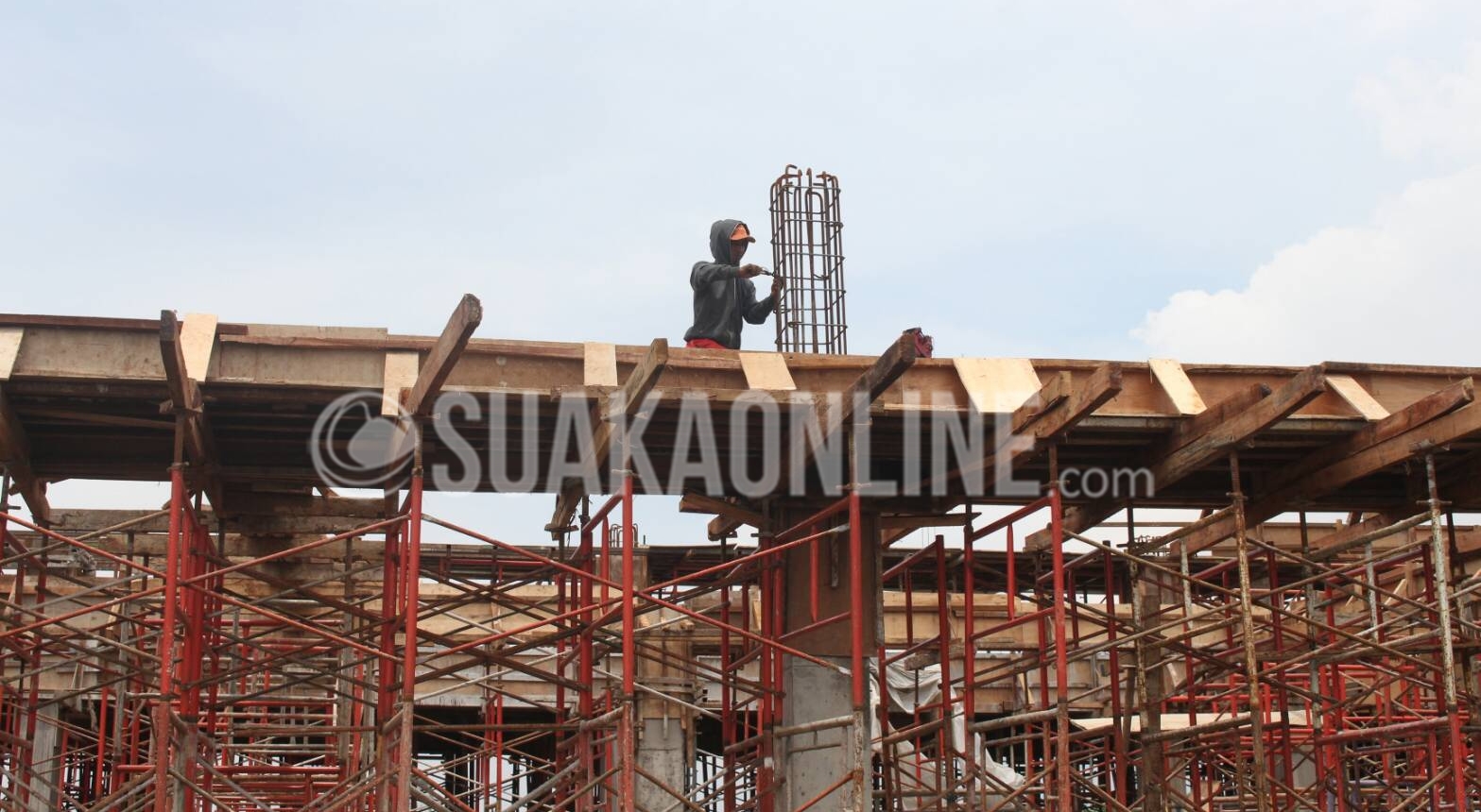 Pekerja sedang mengelas besi gedung proyek UIN 2, Jalan Soekarno-Hatta, Kota Bandung, Selasa (1/11/2016). Hingga kini ada 2 bangunan yang sedang di garap dalam proyek UIN 2. (Suaka/Elya Rhafsanzani)