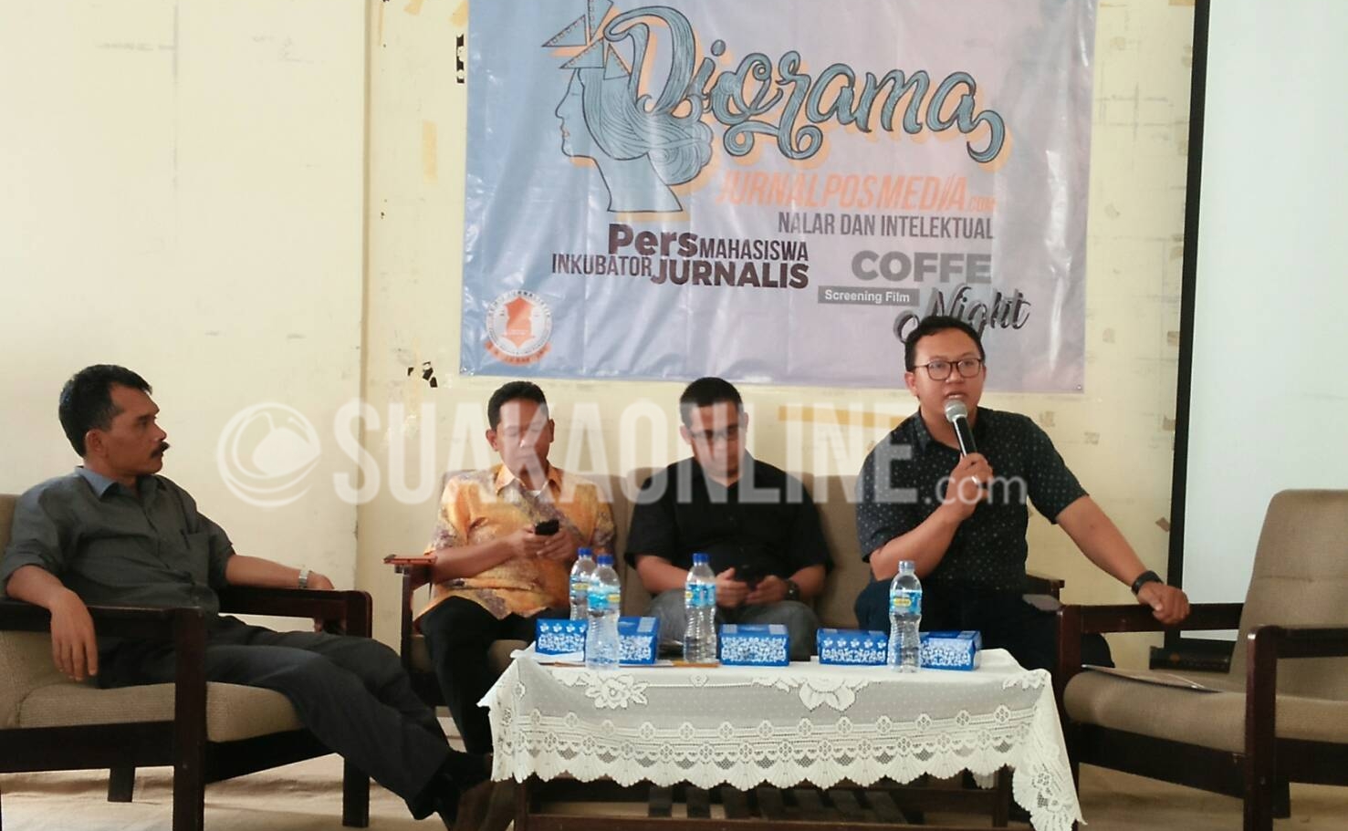 (Kiri ke Kanan) Enjang Muhaemin, Asep Saefulloh, Muradi dan Basith Patria menyampaikan materi terkait Pers Mahasiswa Sebagai Inkubator Jurnalis dalam Diskusi Terbuka Diorama yang digelar oleh Jurnalpos Media dan Bidang Nalar di Aula Student Center, Selasa (29/11/2016) Ridwan Alawi/SUAKA.