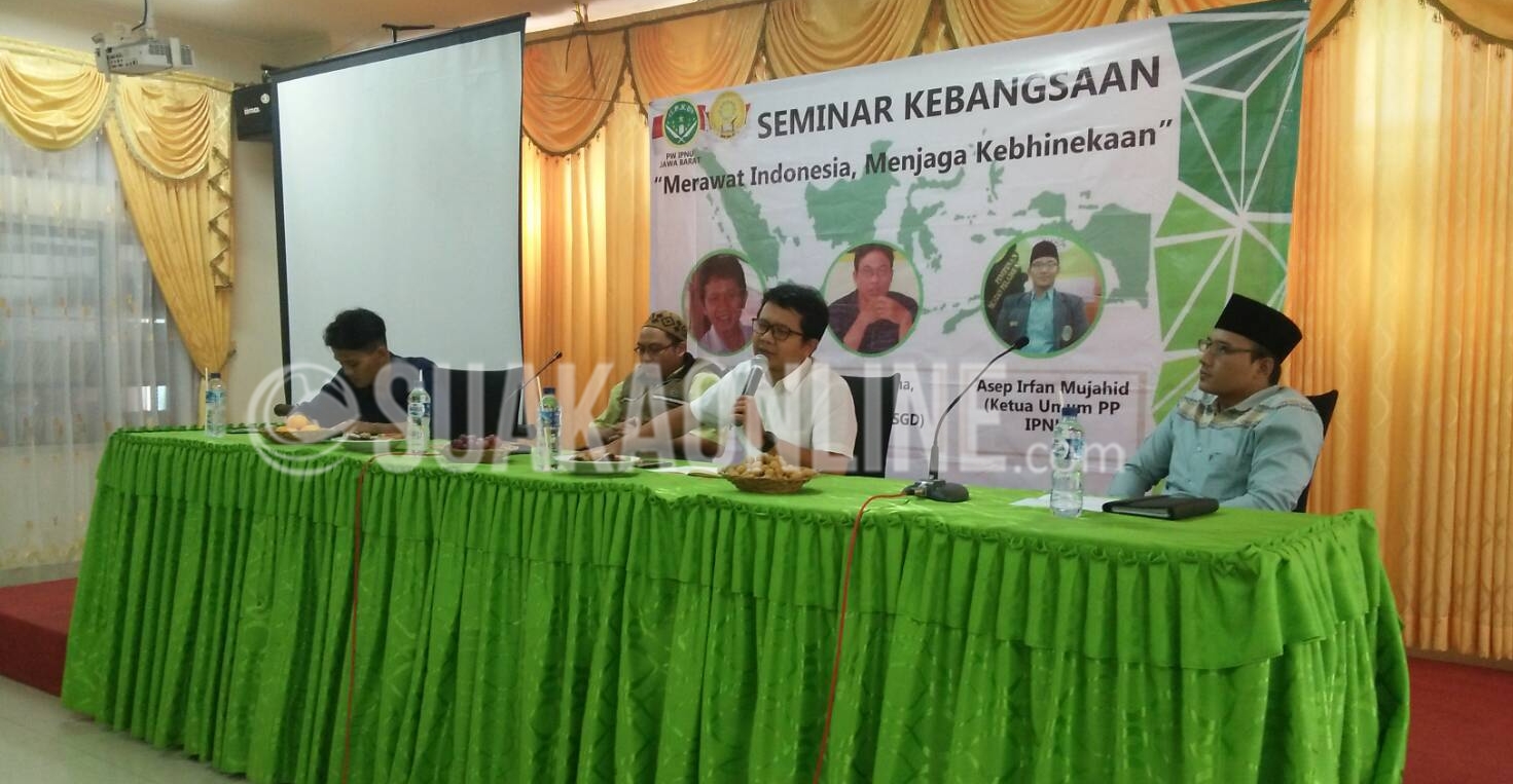 Arie Sudjito (Kanan Kedua) sedang menyampaikan materi pada Seminar Kebangsaan di Aula Fakultas Adab dan Humaniora Pada Rabu (30/11). (Ridwan Alawi/SUAKA)