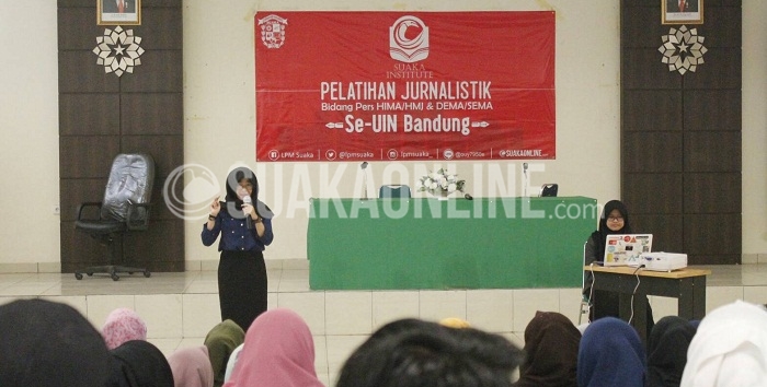 Pemimpin Redaksi LPM Suaka, Isthiqonita saat memapaparkan materi tentang penulisan berita dalam pelatihan jurnalistik untuk bidang pers Hima/HMJ dan Dema/Sema se-UIN Bandung yang digelar oleh Suaka Institute, di Aula Lecture Hall, Sabtu (26/11/2016). Suaka Institute merupakan lembaga pendidikan kejurnalistikan yang berada di bawah naungan divisi Penelitian dan Pengembangan (Litbang) Lembaga Pers Mahasiswa (LPM) Suaka. (SUAKA / Rendy M. Muthaqin)