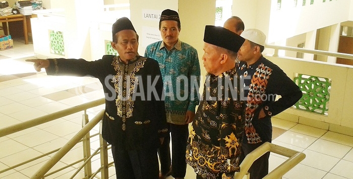 Rektor UIN SGD Bandung, Mahmud dan pengelola Ma’had sedang meninjau lokasi gedung Ma’had seusai memberikan sambutan pada acara pembukaan Ta’aruf Ma’hady, Sabtu (27/8/2016). (SUAKA / Dadan Ridwan)