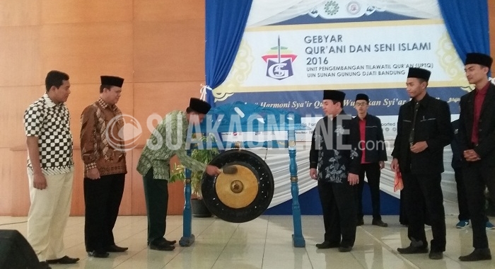 Pembukaan Gebyar Qur’ani dan Seni Islami dengan pemukulan gong oleh Wakil Rektor III bagian Kemahasiswaan UIN SGD Bandung, Muhtar Solihin di di Aula Anwar Musaddad, Kamis (8/12/2016). Acara tingkat Nasional ini diadakan oleh Unit Pengembangan Tilawatil Qur'an (UPTQ) UIN SGD Bandung. (SUAKA / Andini Muslimah)