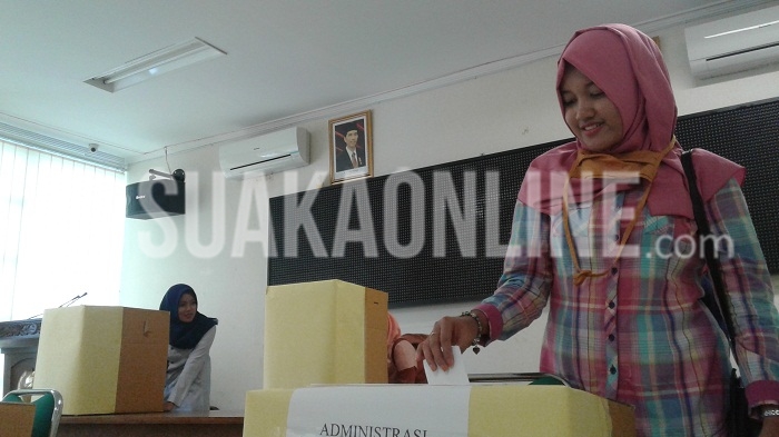 Mahasiswa FISIP tengah melakukan pemilihan calon ketua Senat Mahasiswa Fakultas (Sema-F) di aula lantai 2 FISIP, Kamis (8/12/2016). Pemilu raya tersebut dimaksudkan agar seluruh masyarakat FISIP ikut berpartisipasi dalam pembentukan Sema-F. (SUAKA/ M. Iqbal)