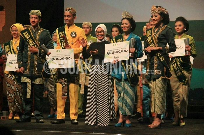 Para pemenang dalam ajang Pasanggiri Mojang Jajaka (Moka) Jawa Barat 2016 menerima hadiah pada malam Grand Final, di Sasana Budaya Ganesha (Sabuga) Bandung, Selasa (22/11/2016). (SUAKA / Dadan M. Ridwan)