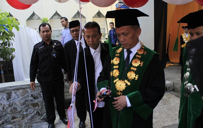 Rektor UIN SGD Bandung, Mahmud saat meresmikan Orientasi Pengenalan Akademik dan Kemahasiswaan (OPAK) 2016 di Aula Anwar Musaddad, Senin (29/8/2016). (Wisma Putra / Kontributor)