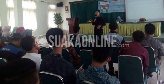 News Anchor TVRI Jawa Barat, Purna Aditya Irawan tengah memberi materi pada Pelatihan Media dan Jurnalistik yang digelar oleh Dema-F Tarbiyah dan Keguruan UIN SGD Bandung. Acara yang mengusung tema “Mencerdaskan Bangsa dengan Pers Mahasiswa” tersebut dilangsungkan di Aula Fakultas Tarbiyah dan Keguruan, Sabtu (22/10/2016).