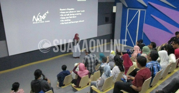 Suasana pemutaran film perdana Bioskop Harewos di Nuart Sculpture Park, Jalan Setraduta Raya No. L 6 Bandung, Sabtu (24/9/2016). Bentuk program pemutaran bioskop ini adalah di mana sahabat difabel-netra “nonton film bareng”, dan mereka akan dibisiki oleh volunteer visual reader, tentang situasi apa yang terjadi dalam film yang diputar. (SUAKA / Ibnu Fauzi)