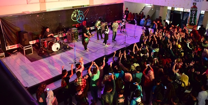 Kemeriahan peserta UIN Matsuri saat salah satu band yang mengisi perayaan UIN Matsuri 2016 di Aula Abdjan Soelaeman, Minggu (13/11/2016). (SUAKA / Ismail Abdurrahman Azizi)