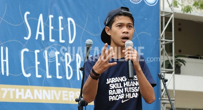 Seorang mahasiswa dari Jurusan PBI menampilkan Stand Up Comedy dalam acara milad SAEED ke-17 di Gazebo, UIN Bandung, Sabtu (24/9/2016). (SUAKA / Elya Rhafsanzani)