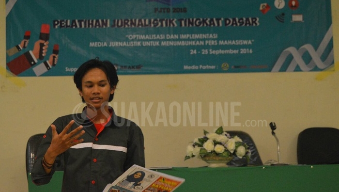 Redaktur Artistik LPM Suaka, Ricky Priangga Subastiyan tengah memberikan materi teknik desain dan layout pada pelatihan jurnalistik tingkat dasar (PJTD) yang diadakan oleh Dema Fakultas Saintek UIN SGD Bandung di Lecture Hall, Sabtu (9/24/2016). PJTD merupakan salah satu rangkaian acara dari acara Pekan Olahraga dan Keilmuan (POKI) 2016. (SUAKA / Rendy M. Muthaqin)