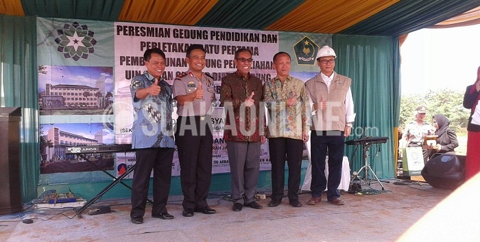 Rektor UIN SGD Bandung, Mahmud (dua dari kanan), Sekertaris Jendral Kementrian Agama Republik Indonesia, Nur Syam (tengah), dan Kepala Kepolisian Daerah Jawa Barat, Bambang Waksito (dua dari kiri) saat peletakkan batu pertama pembangunan gedung perkuliahan dan peresmian gedung Pendidikan di kampus dua UIN SGD Bandung di jalan Soekarno-Hatta, Bandung, Kamis (25/8/2016). (SUAKA / Fani Nabilah Farsi)