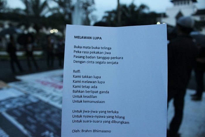 Lirik lagu Melawan Lupa karya Brahm Bhimaseno yang dibagikan pada seluruh peserta Aksi Kamisan Bandung, Kamis (30/6/2016) di depan gerbang Gedung Sate, Bandung. Brahm mempersilahkan karyanya untuk selalu diperdengarkan pada tiap Kamisan.