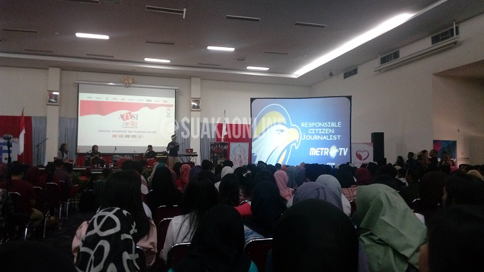 News Anchor Metro TV Prita Laura menyampaikan materinya pada Roadshow Asosiasi Televisi Swasta Indonesia (ATVSI) Peduli, Rabu (13/4/2016) di Aula Fakultas Ilmu Terapan, Telkom University. Setelah Bandung, ATVSI akan mengunjungi Surabaya (20-21 April) dan Yogyakarta (27-28 April). (Agung Tri Laksono/ Magang)